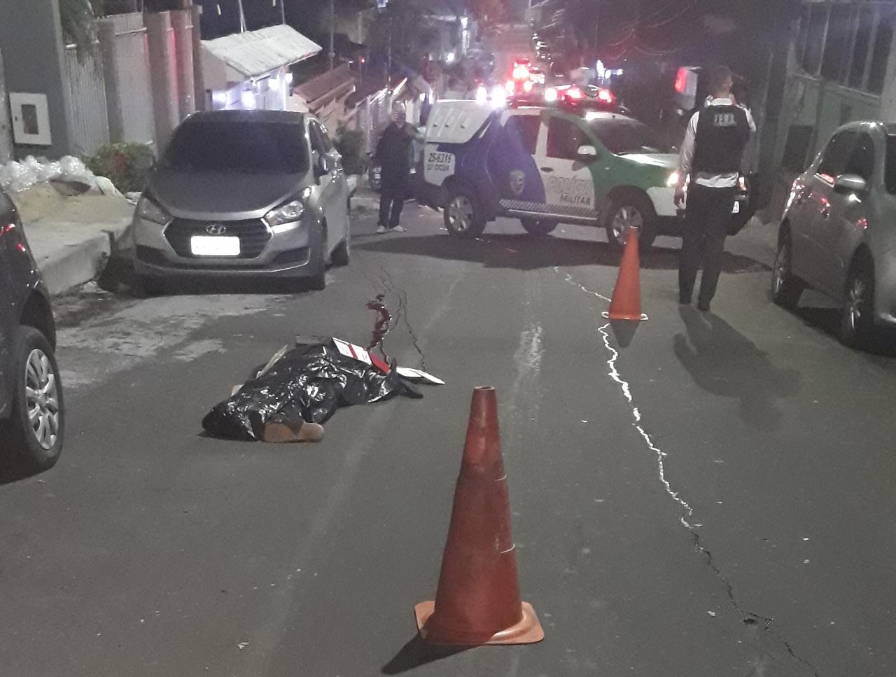 Homem é executado na frente de bar no Vieiralves após receber ligação Homem é executado na frente de bar no Vieiralves após receber ligação