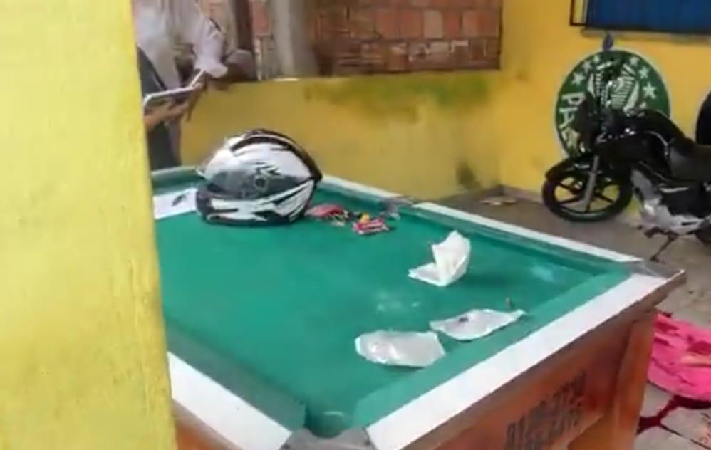 Na rua Venezuela, homem é morto a tiros dentro de bar no Tancredo Neves Na rua Venezuela, homem é morto a tiros dentro de bar no Tancredo Neves