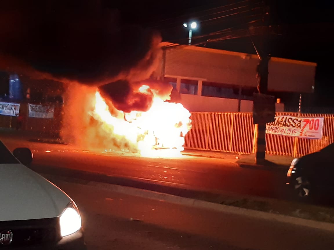 Kombi tem perda total ao pegar fogo na Torquato Tapajós. Veja vídeo Kombi tem perda total ao pegar fogo na Torquato Tapajós. Veja vídeo