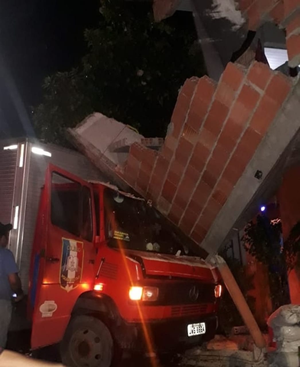 Motorista de caminh&atilde;o desmaia, perde controle do ve&iacute;culo e atinge resid&ecirc;ncia na Reden&ccedil;&atilde;o