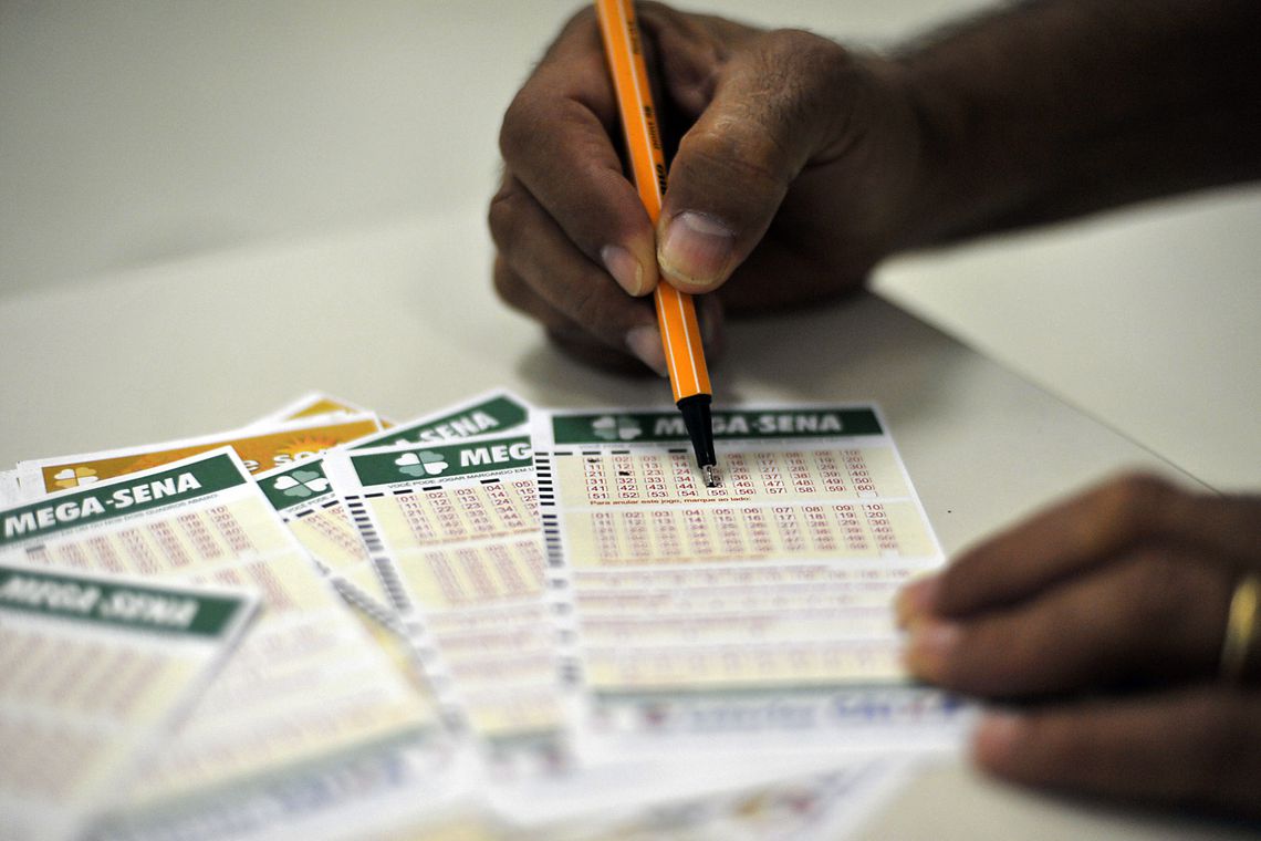 Apostadores da Mega da Virada sonham em ajudar a fam&iacute;lia e com viagens