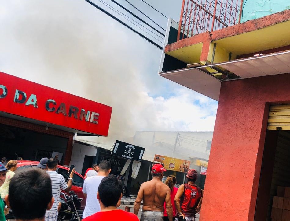 Bombeiros controlam incêndio em casa na rua Boa Esperança. Veja vídeo Bombeiros controlam incêndio em casa na rua Boa Esperança. Veja vídeo