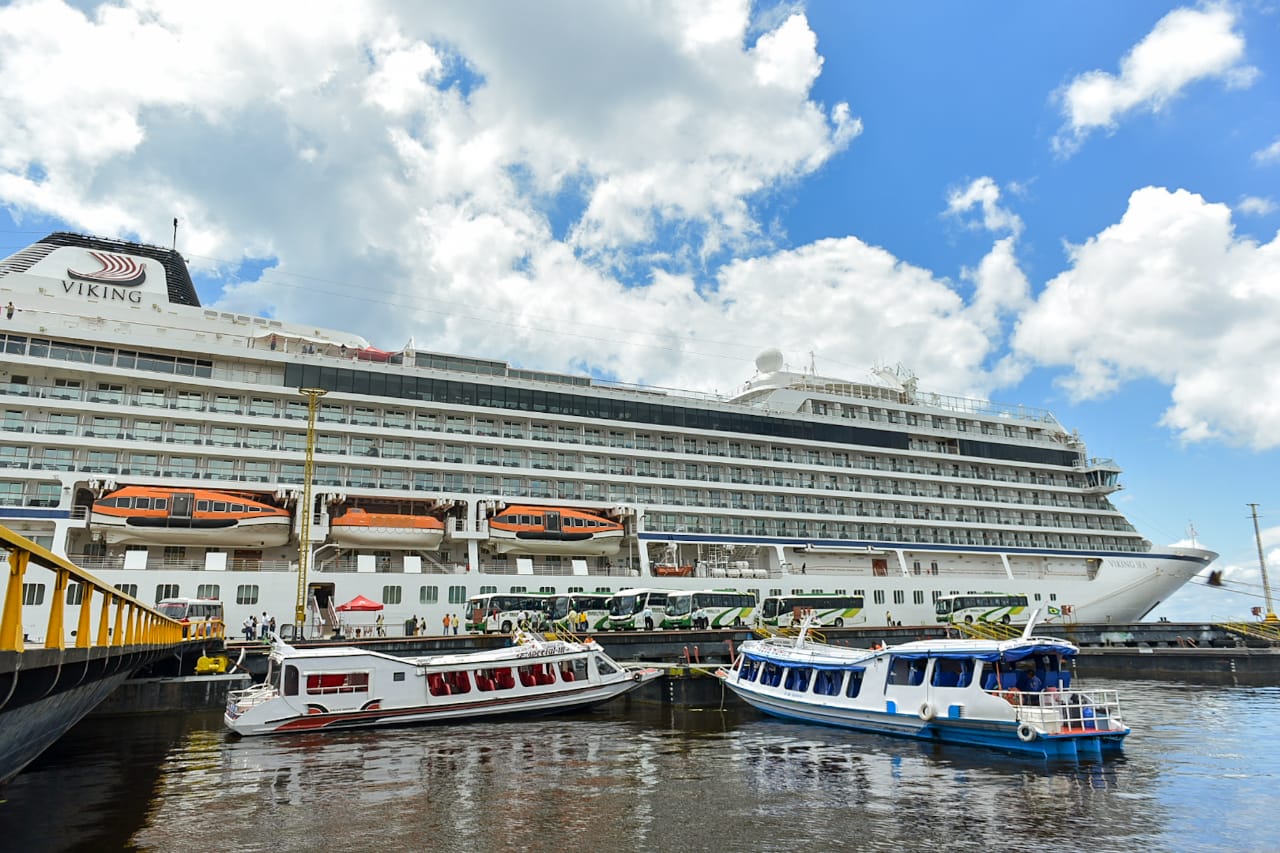Com muito samba, 1,4 mil turistas desembarcam em Manaus para dar boas-vindas ao Ano Novo Com muito samba, 1,4 mil turistas desembarcam em Manaus para dar boas-vindas ao Ano Novo