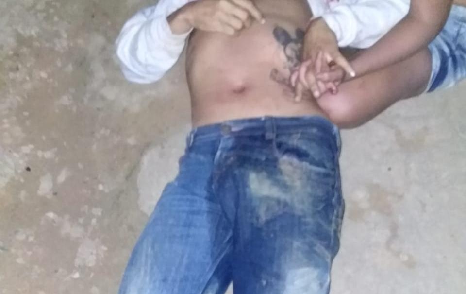 DISPUTA DE FACÇÕES Casal é morto a tiros em comunidade no Careiro DISPUTA DE FACÇÕES Casal é morto a tiros em comunidade no Careiro