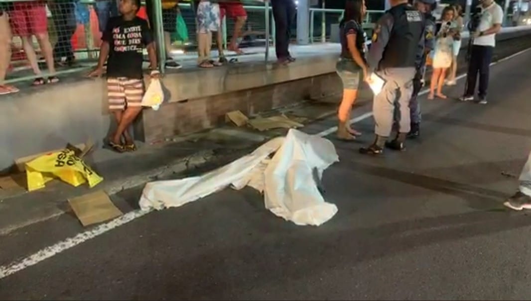 Homem tenta atravessar avenida, &eacute; atropelado e morre na Torquato Tapaj&oacute;s