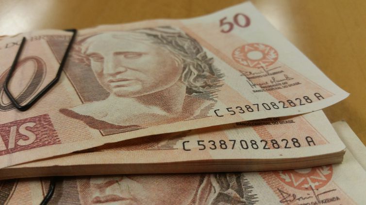 Cheque especial terá juros limitados a partir de segunda-feira Cheque especial terá juros limitados a partir de segunda-feira