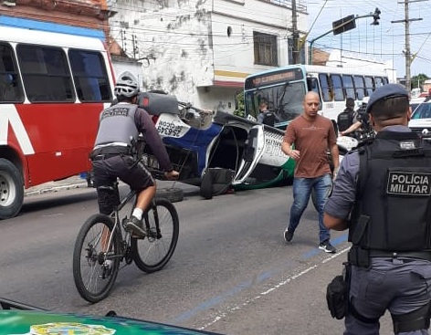 Ap&oacute;s colis&atilde;o, viatura da PM capota e policiais ficam feridos. Veja v&iacute;deo