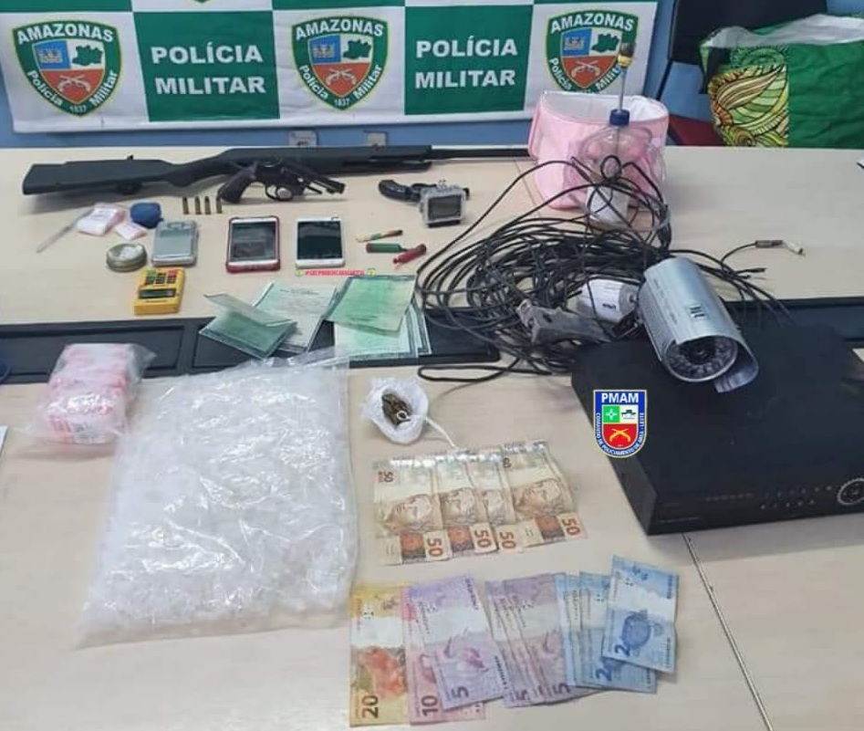 MINI LABORATÓRIO Casal é preso com droga, material de embalo e arma no Nova Vitória MINI LABORATÓRIO Casal é preso com droga, material de embalo e arma no Nova Vitória