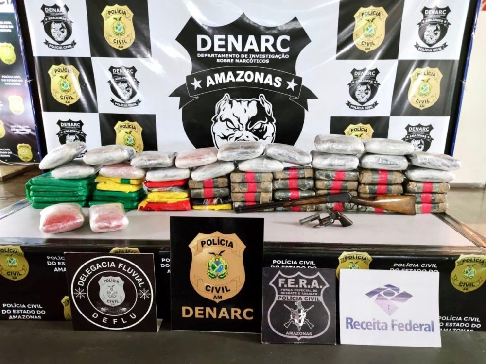 PC e cão Odin dão 'batida' em barcos nos rios e apreendem 80kg de drogas e arma PC e cão Odin dão 'batida' em barcos nos rios e apreendem 80kg de drogas e arma