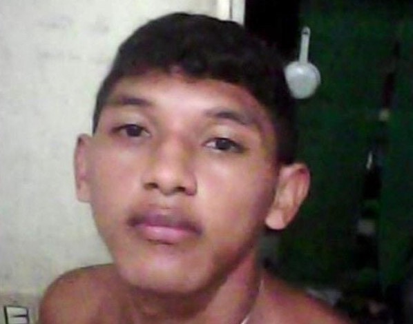 Mãe pega homem nu com a filha de 12 anos e ele é preso por estupro Mãe pega homem nu com a filha de 12 anos e ele é preso por estupro