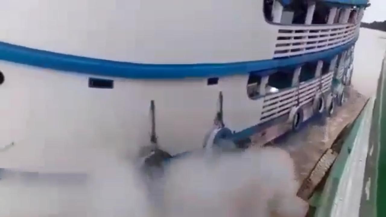 Marinha vai investigar colisão provocada em 'racha' por embarcação. Vídeo mostra manobra arriscada Marinha vai investigar colisão provocada em 'racha' por embarcação. Vídeo mostra manobra arriscada