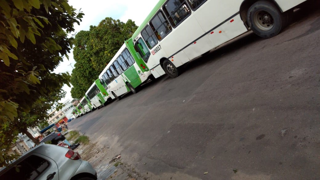 PAGAMENTO ATRASADO Rodoviários da Via Verde param atividades e prejudicam usuários de ônibus PAGAMENTO ATRASADO Rodoviários da Via Verde param atividades e prejudicam usuários de ônibus