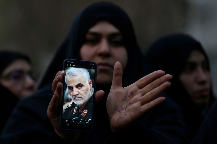 Milhares de pessoas participam do funeral de general iraniano