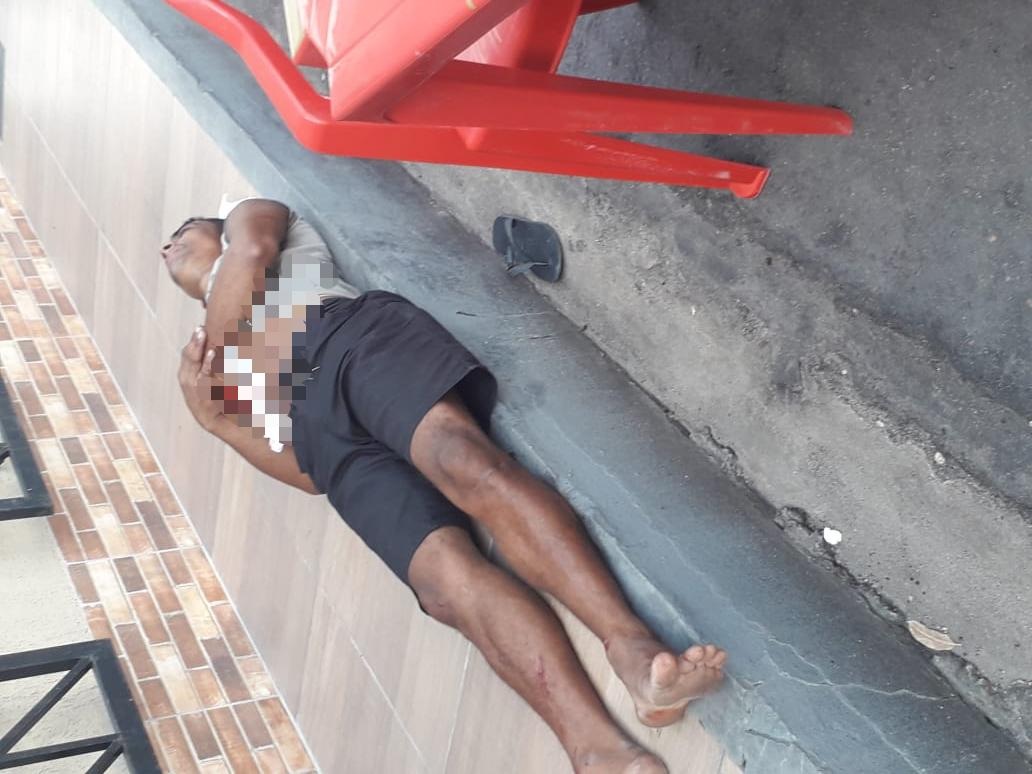 Briga entre flanelinhas termina com um esfaqueado na Praça do Caranguejo Briga entre flanelinhas termina com um esfaqueado na Praça do Caranguejo