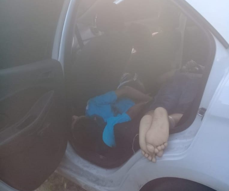 BARB&Aacute;RIE Dois homens mortos e um agonizando s&atilde;o achados em carro na Col&ocirc;nia Japonesa