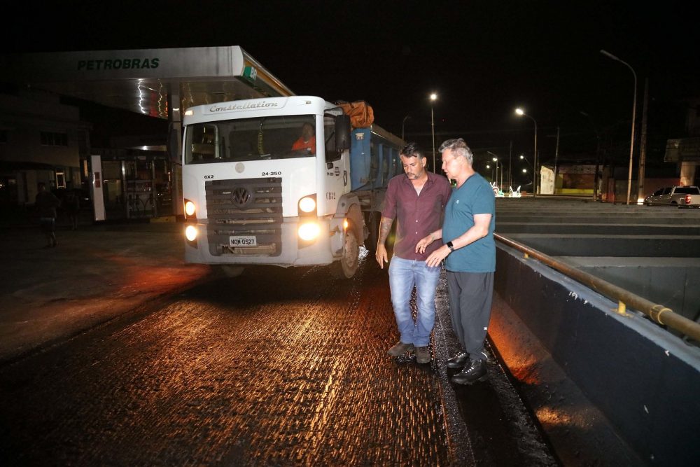 Durante a madrugada, prefeito vistoria recapeamento da avenida Darcy Vargas Durante a madrugada, prefeito vistoria recapeamento da avenida Darcy Vargas