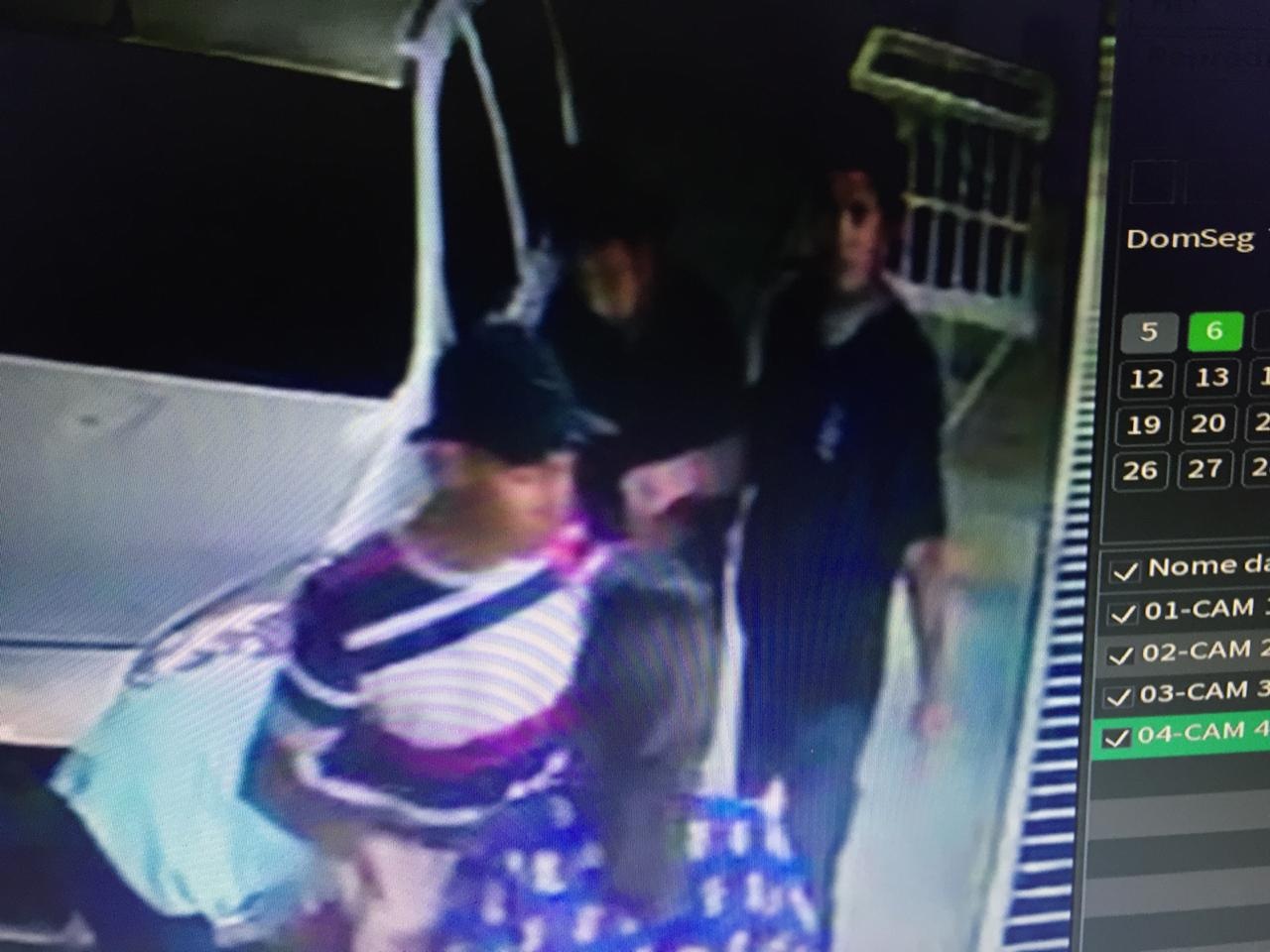 V&iacute;deos mostram casal sendo assaltado no Aleixo; trio age com viol&ecirc;ncia