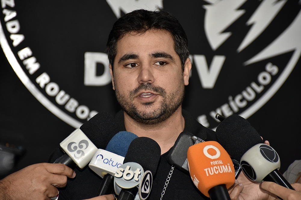 Mulher que fazia roubos de veículos de motoristas de aplicativos é presa; polícia procura o 'X-Tudo' Mulher que fazia roubos de veículos de motoristas de aplicativos é presa; polícia procura o 'X-Tudo'