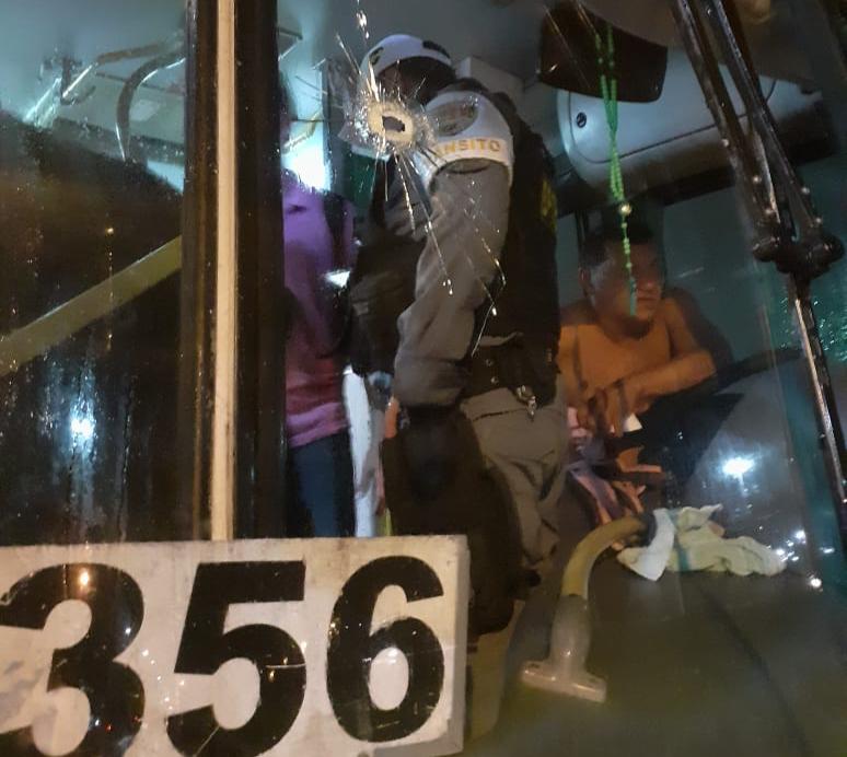 Motorista é ferido após não parar para trio de assaltantes; eles atiraram contra ônibus Motorista é ferido após não parar para trio de assaltantes; eles atiraram contra ônibus