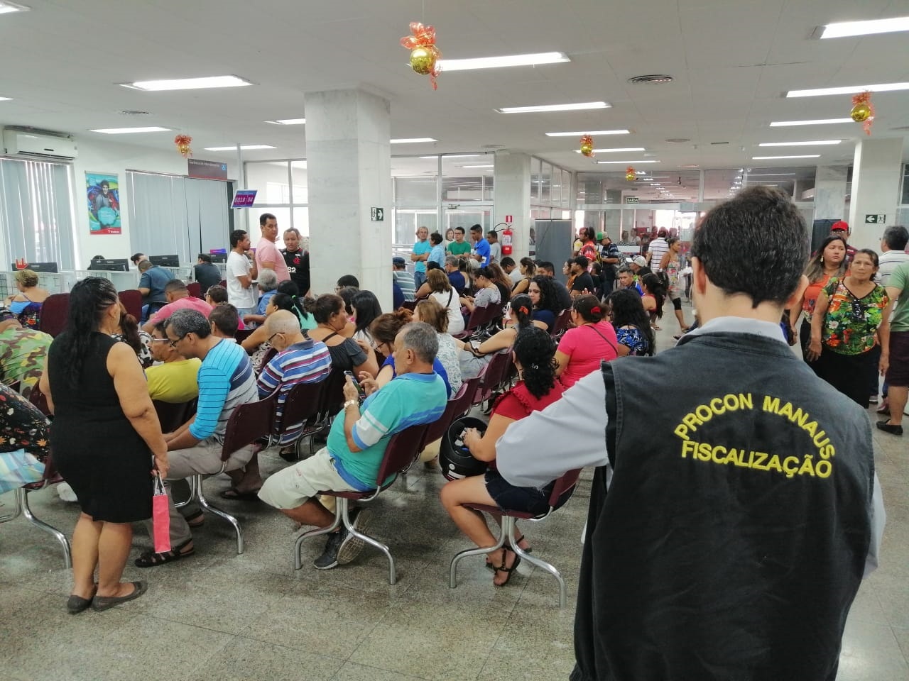 Procon Manaus autua três agências bancárias por desrespeito à Lei das Filas Procon Manaus autua três agências bancárias por desrespeito à Lei das Filas