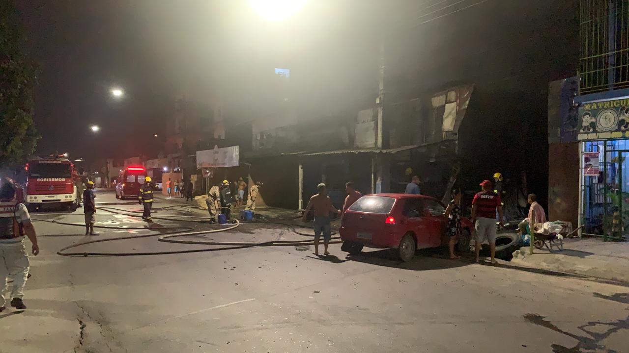 Galp&atilde;o de reciclagem &eacute; consumido pelo fogo no Jorge Teixeira