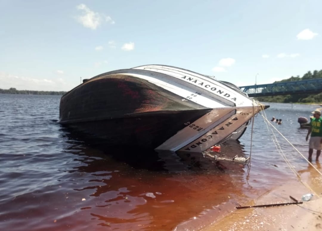 Turistas ficam feridos após barco tombar em praia de Novo Airão Turistas ficam feridos após barco tombar em praia de Novo Airão