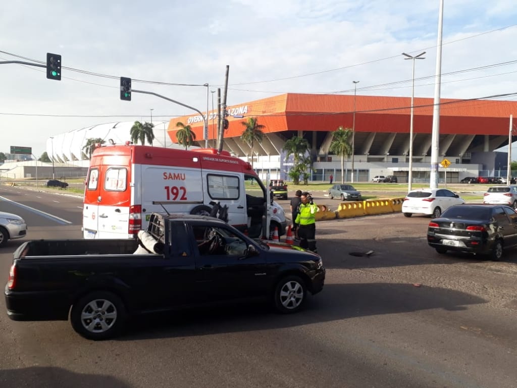 Colisão entre ambulância do Samu e moto deixa casal ferido Colisão entre ambulância do Samu e moto deixa casal ferido