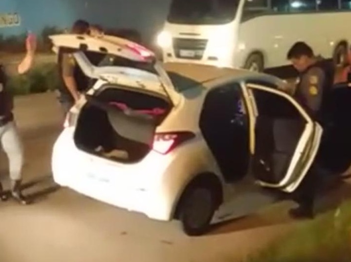 NO PORTA-MALAS Motorista de aplicativo é resgatado após ser alvo de criminosos NO PORTA-MALAS Motorista de aplicativo é resgatado após ser alvo de criminosos