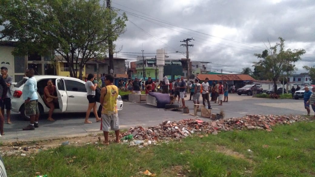 Moradores bloqueiam via para pedir retorno de linha de transporte no Mauazinho Moradores bloqueiam via para pedir retorno de linha de transporte no Mauazinho