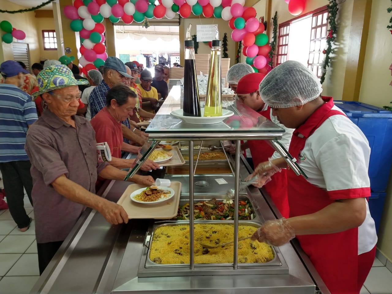 1,3 MILHÃO DE REFEIÇÕES Restaurantes Populares e Cozinhas do Governo serviram milhares de pratos 1,3 MILHÃO DE REFEIÇÕES Restaurantes Populares e Cozinhas do Governo serviram milhares de pratos