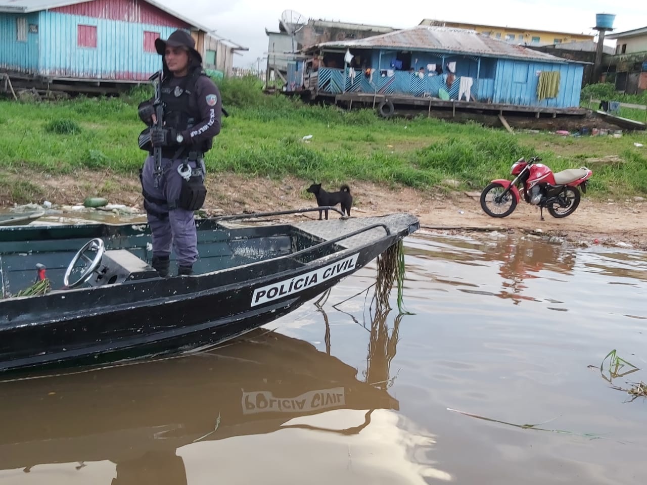 CARA DE PAU 'Piratas' do rio usavam lancha da pol&iacute;cia para fingir opera&ccedil;&otilde;es e assaltar em Coari