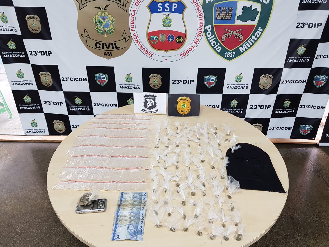 Trio é detido com 345 trouxinhas na invasão Lagoinha; adolescente de 15 anos estava envolvido Trio é detido com 345 trouxinhas na invasão Lagoinha; adolescente de 15 anos estava envolvido
