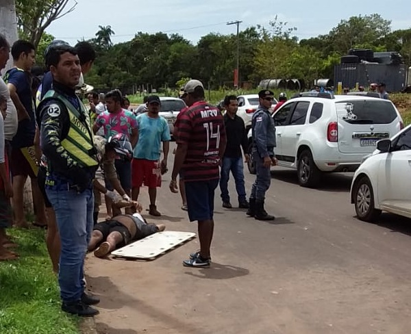 SEM CAPACETE Mulher morre e homem fica ferido ao baterem moto em meio fio em Novo Airão SEM CAPACETE Mulher morre e homem fica ferido ao baterem moto em meio fio em Novo Airão