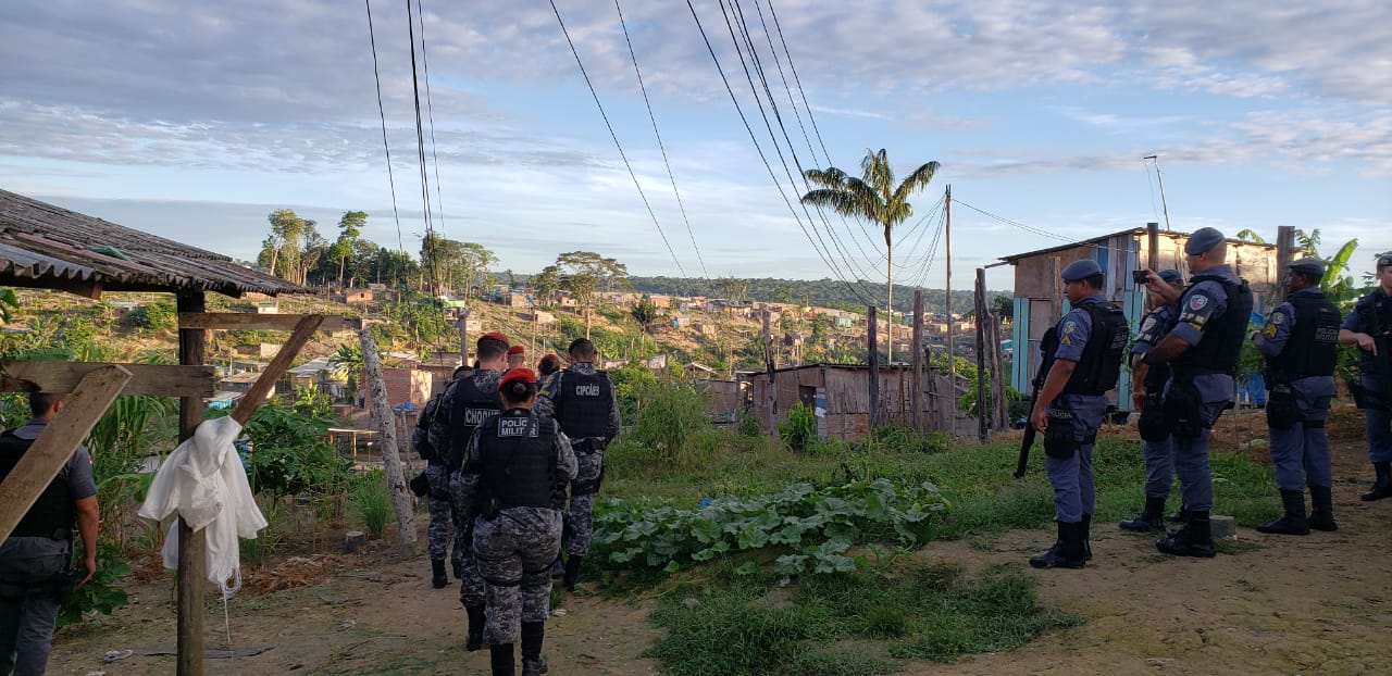 Monte Horobe ocupado e 500 policiais cumprem 38 prisões e 160 buscas. Chefão preso na Ponta Negra Monte Horobe ocupado e 500 policiais cumprem 38 prisões e 160 buscas. Chefão preso na Ponta Negra