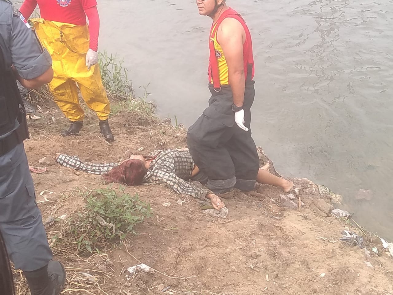 Corpo de mulher é encontrado boiando em igarapé no Tancredo Neves Corpo de mulher é encontrado boiando em igarapé no Tancredo Neves