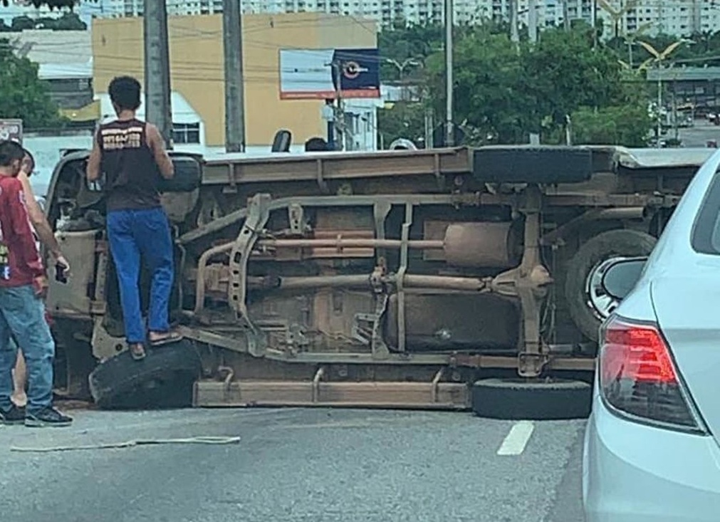 Jovem perde controle do carro e fica preso nas ferragens no Coroado