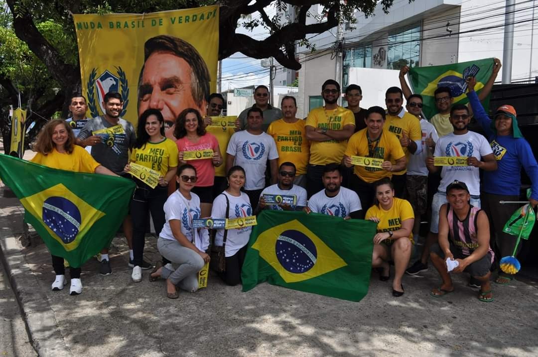 Em Manaus, apoiadores de Bolsonaro coletam assinaturas para cria&ccedil;&atilde;o de novo partido