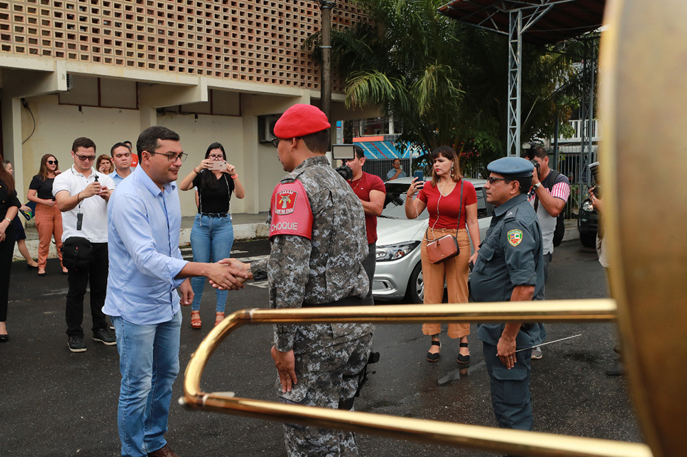 Governador anuncia auxílio-fardamento para policiais e bombeiros Governador anuncia auxílio-fardamento para policiais e bombeiros