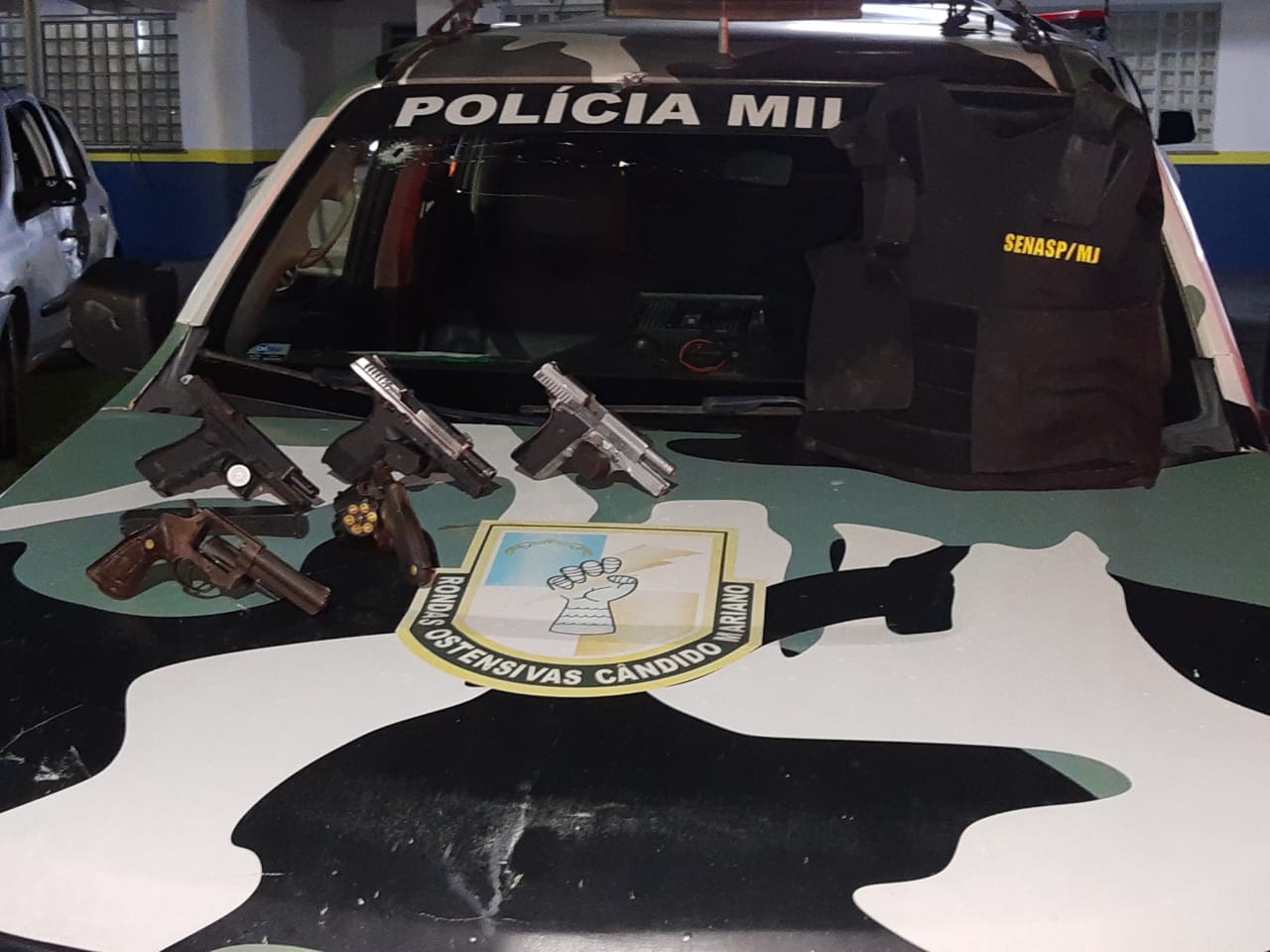 V&iacute;deo mostra fac&ccedil;&atilde;o rival comemorando mortes na Col&ocirc;nia; Rocam apreendeu 5 armas com bonde