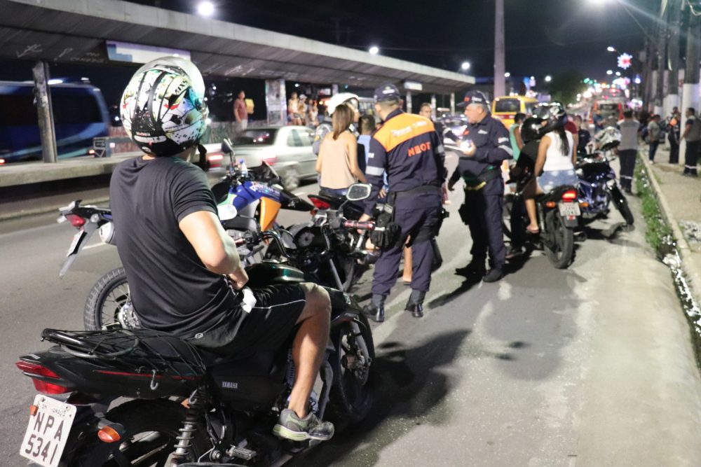 Lei Seca recupera 2 motos roubadas; motoqueiro é flagrado com 500g de droga e entrega comparsa Lei Seca recupera 2 motos roubadas; motoqueiro é flagrado com 500g de droga e entrega comparsa