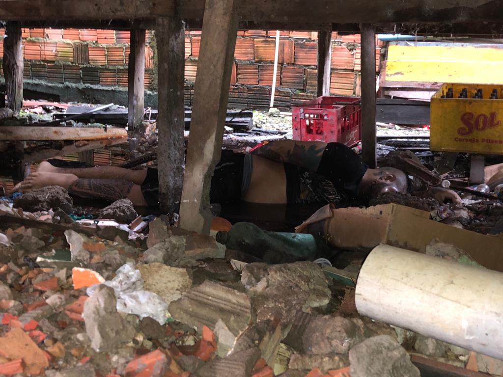 Executores filmam cantor de forró morto e falam que morte foi para a conta de facção Executores filmam cantor de forró morto e falam que morte foi para a conta de facção