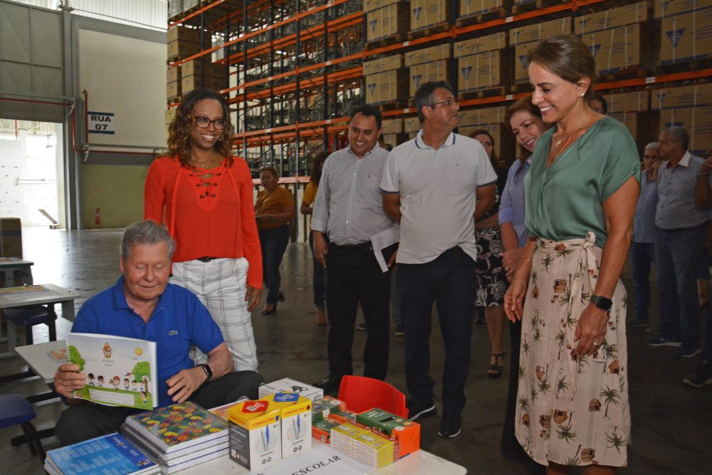 Às vésperas do início do ano letivo, prefeito visita central de logística da rede municipal Às vésperas do início do ano letivo, prefeito visita central de logística da rede municipal