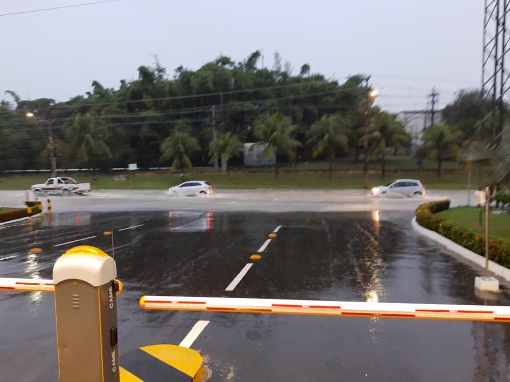Chuva deixa bairros alagados e abre cratera em Manaus Chuva deixa bairros alagados e abre cratera em Manaus