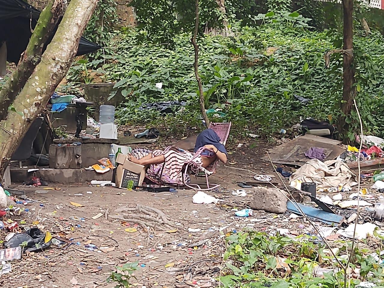 Morador de rua é assassinado no bairro da Paz sentado na cadeira Morador de rua é assassinado no bairro da Paz sentado na cadeira