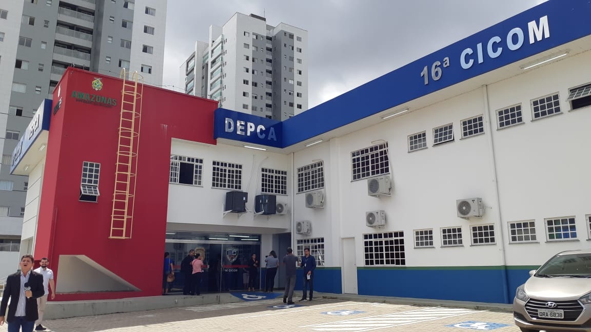 Mãe chega da faculdade e pega pai nu no quarto da filha; adolescente conta de estupro desde os 12 anos Mãe chega da faculdade e pega pai nu no quarto da filha; adolescente conta de estupro desde os 12 anos
