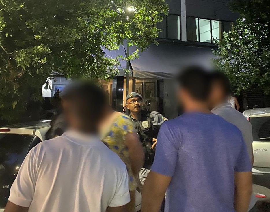 NA HORA 'H' Homem é preso fazendo 'gato' de energia em hotel no Centro; dívida passa de R$ 280 mil NA HORA 'H' Homem é preso fazendo 'gato' de energia em hotel no Centro; dívida passa de R$ 280 mil
