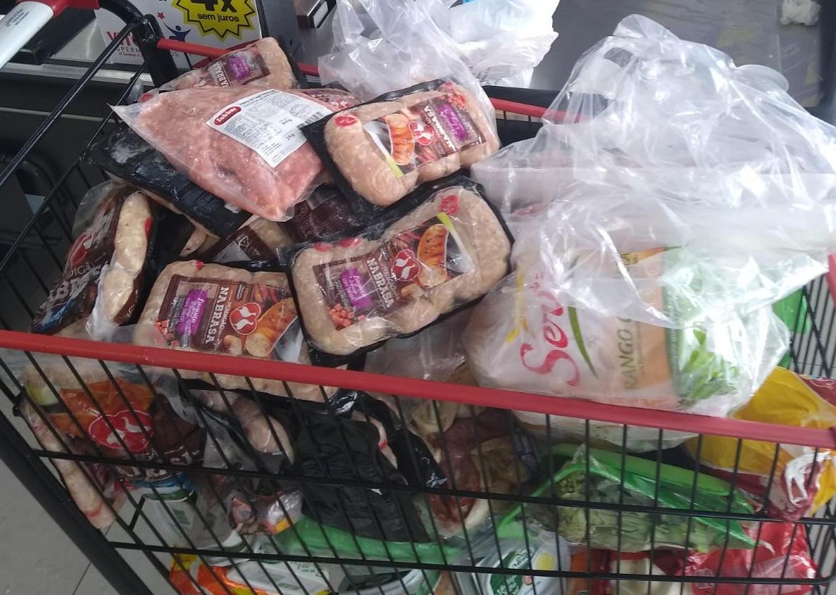 Procon apreende quase 45 kg de alimentos fora de validade na Grande Circular