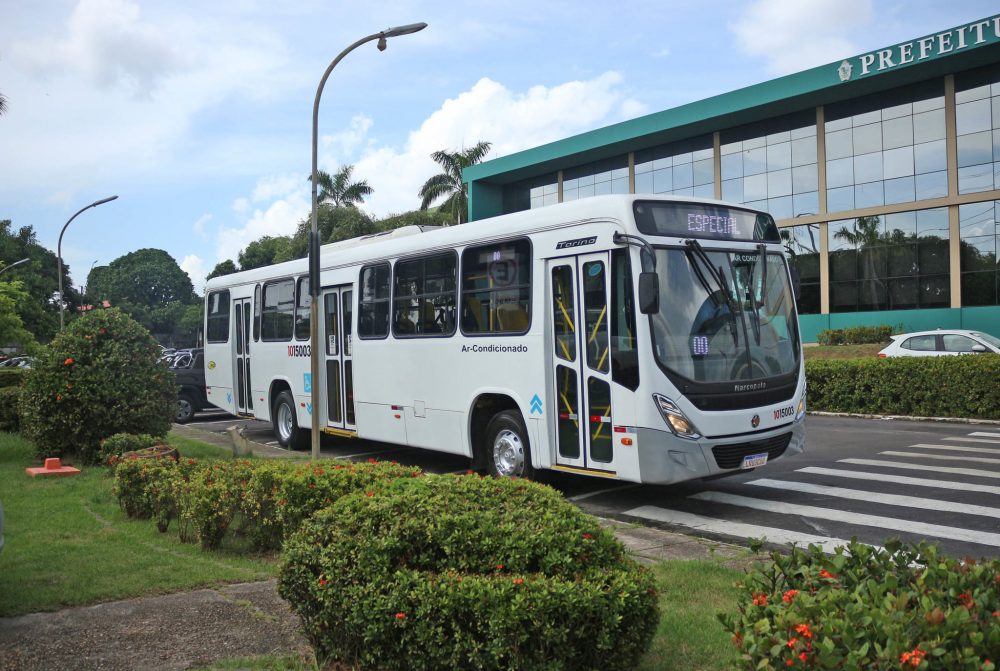 Arthur anuncia 300 ônibus e novas empresas, após intervenção da Prefeitura Arthur anuncia 300 ônibus e novas empresas, após intervenção da Prefeitura