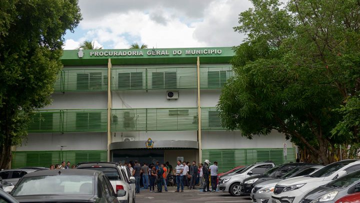 Prefeito lamenta assalto a procuradora aposentada e diz que segurança está fora do limite Prefeito lamenta assalto a procuradora aposentada e diz que segurança está fora do limite