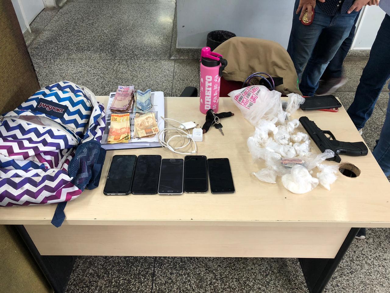 Polícia vai dar bote em roubo de moto e acaba prendendo dupla por tráfico na Compensa Polícia vai dar bote em roubo de moto e acaba prendendo dupla por tráfico na Compensa
